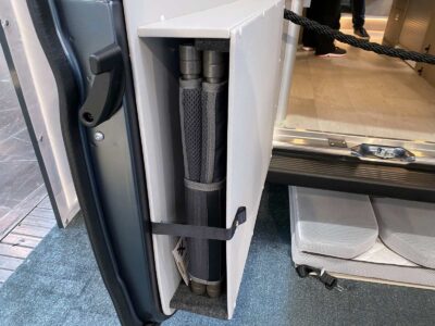 D'astucieux compartiments dans les portes reçoivent les fauteuils d'extérieur en option