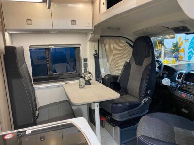 Présenté avec un banquette simple et 3 places carte grise, le Gran Camper 540 est également disponible avec banquette double et 1 place route supplémentaire.