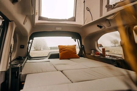 Tous les coussins composent un grand couchage pour deux avec vue panoramique