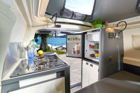 Contrairement à d'autres véhicules de loisirs sur VW, le Kepler Five embarque une vraie cuisine et un grand frigo 51 L