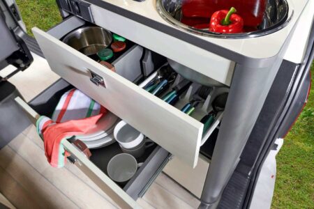 Les tiroirs et casseroliers reçoivent les ustensiles de cuisine