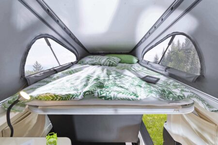 Dans le toit relevable, le lit mezzanine 190 x 120 cm