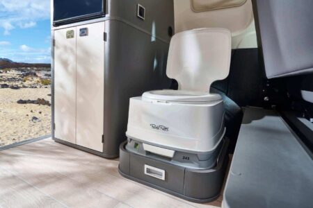 Intégré dans un discret caisson-tabouret, le WC amovible est disponible en option.