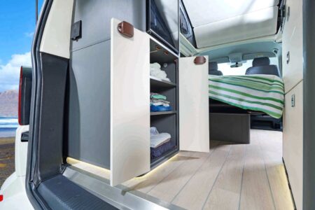 Les étagères du placards bas sont réglables en hauteur