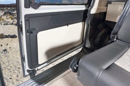 Le plateau de la table dînette vient se loger directement dans la portière latérale