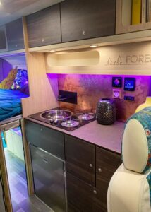 Cusine avec plan de travail à haute résistance et frigo Indel à compression.