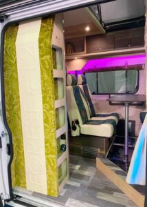 Meuble colonne dans l'entrée avec 5 compartiments. A l'avant du meuble, l'inscription Forest 12.