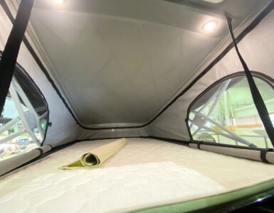 Un grand lit de 130 x 200 cm sous le toit