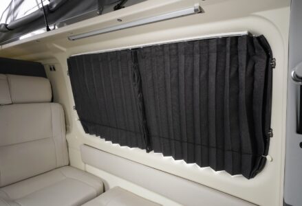 Epais, les rideaux tissus occultent bien les fenêtres.