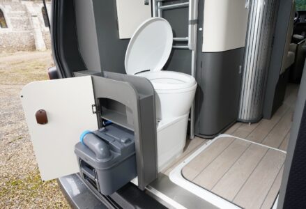 Un espace sanitaire très complet avec WC et douche.