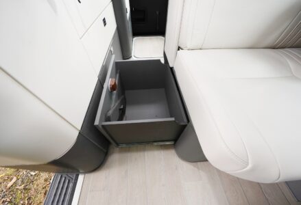 Coffre sous banquette. Son extension facilite la mise en place du couchage bas.