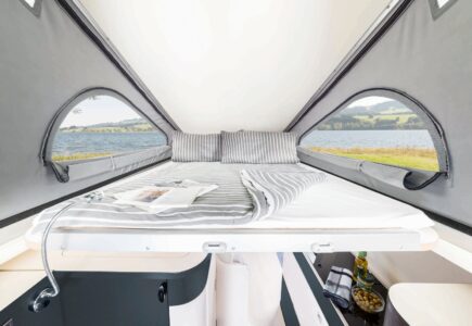 Le couchage sous le toit offre les plus grandes dimensions. Très large, le tirant d’air écarte tout risque de confinement. Le matelas repose sur un sommier à coupelles.