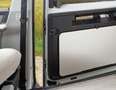 Rangement du plateau de table dans la porte coulissante.