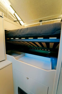 Sous le lit, des espaces de rangement supplémentaires ont été prévus, accessibles en soulevant le sommier.