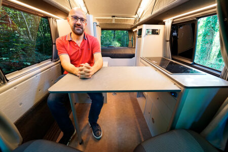 Grâce au strapontin, il est possible de s'installer face à face avec la personne qui a pris place côté cabine.