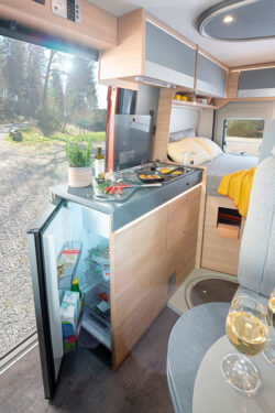 Grâce à ses doubles charnières, la porte du frigo peut s'ouvrir vers l'intérieur ou vers l'extérieur. Le compartiment freezer est amovible.