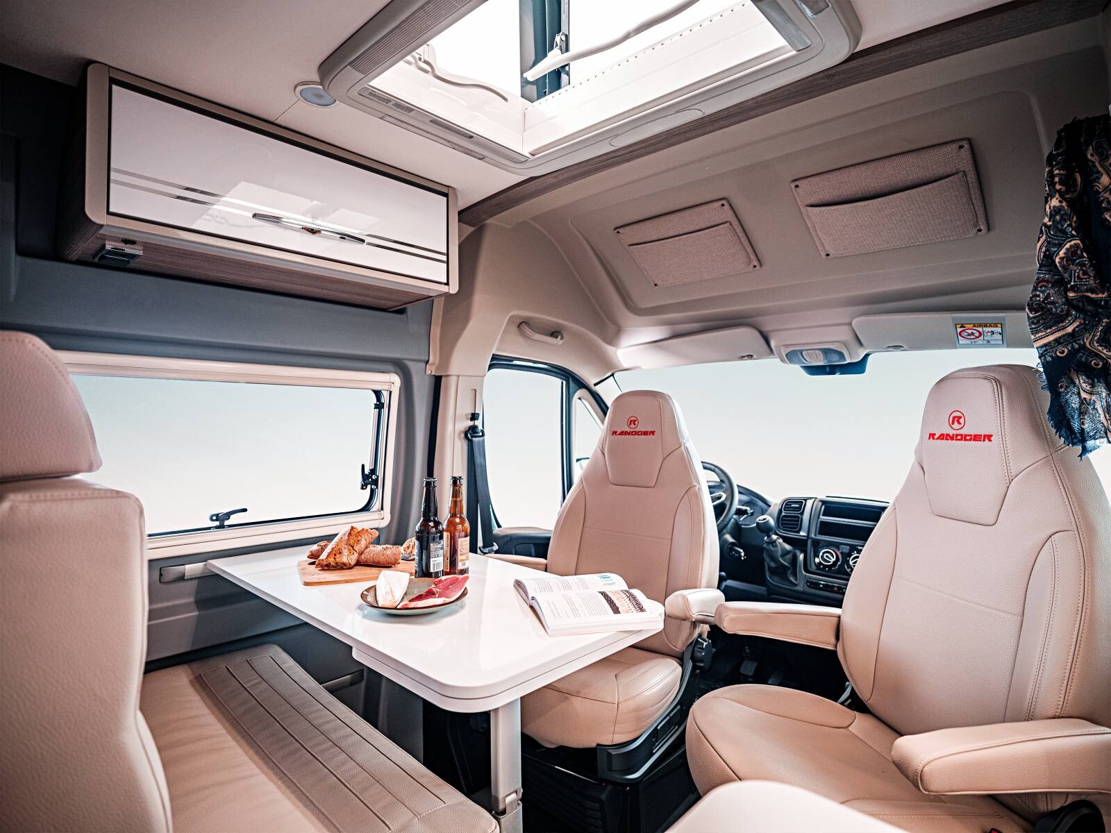 Avec ses 5,99 m de long et son aménagement de qualité, le R602 procure volume et confort de vie à bord.