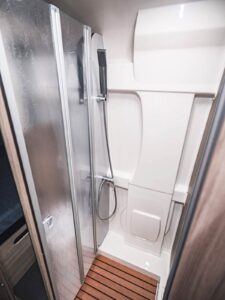 Une douche séparée, ici pas de rideau mais une vraie séparation