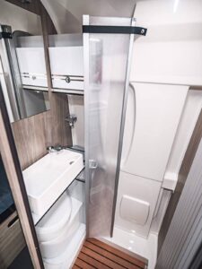 Et hop, le lavabo vient se positionner au dessous du miroir !