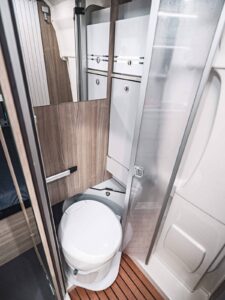 L'accès au WC se fait avec aisance, accueillis par un caillebotis de série