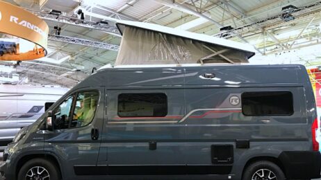 Présenté provisoirement en blanc au salon du Bourget (il sera noir), le toit relevable optionnel fait son apparition dans la collection Randger 2022