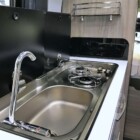 Nouveau robinet sur le bloc cuisine