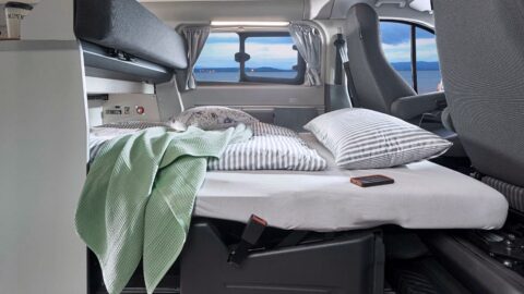 Tel un clic-clac la banquette des Nugget se transforme en confortable lit d'appoint