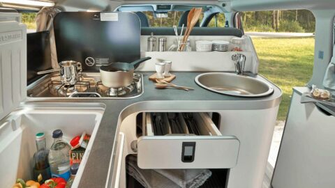 Tout est à portée de main dans la cuisine avec plan de travail en L : rangements, frigo, réchaud, eau