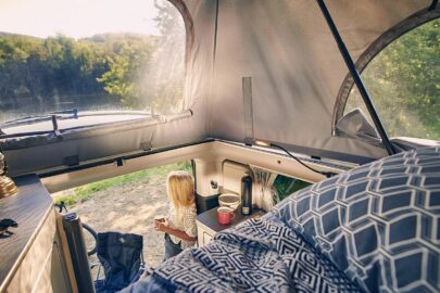 Hayon et toit relevé, le Ford Custom Nugget Plus offre un espace de vie ouverte vers l'extérieur