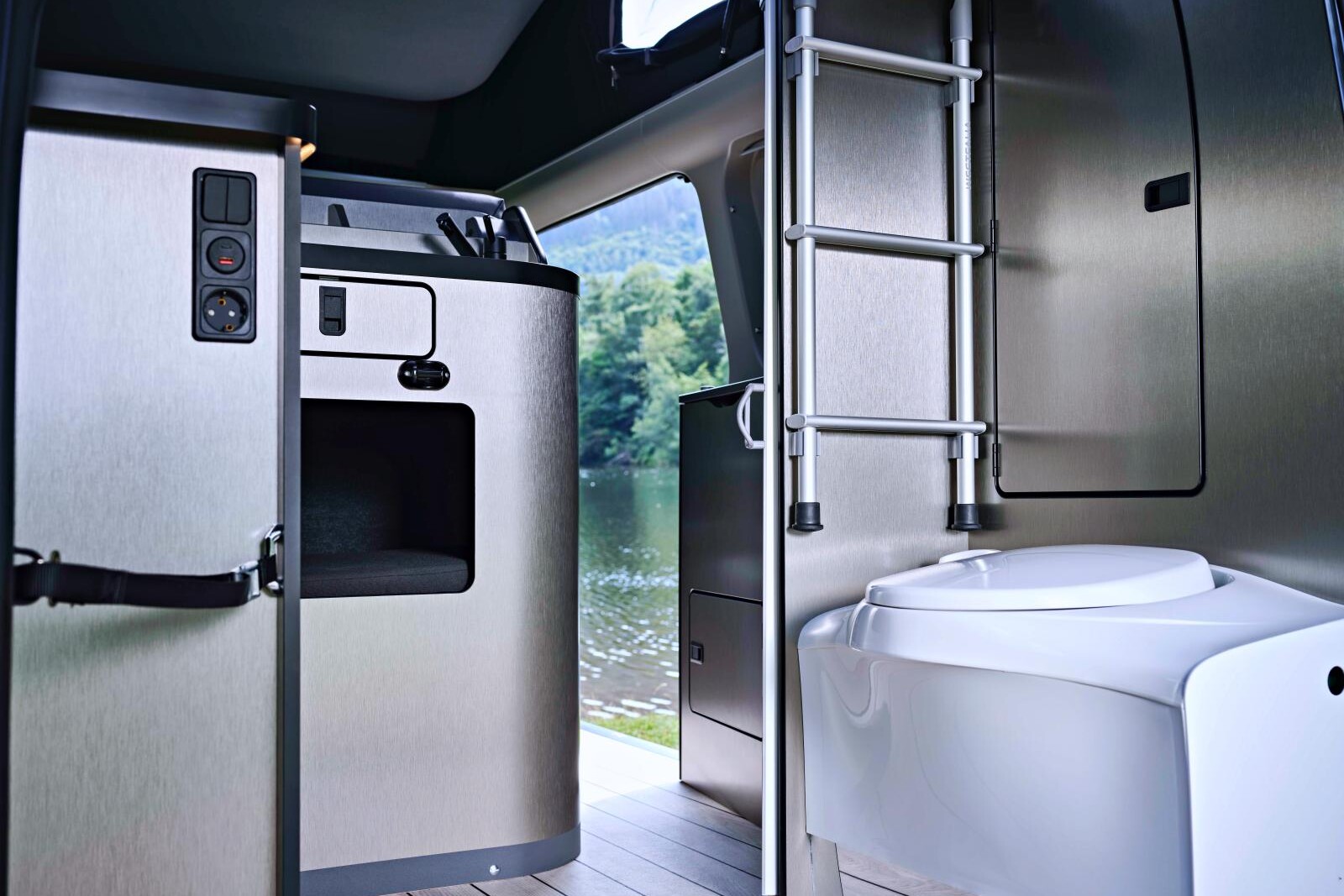 Ford Transit Custom Nugget Plus Active (5,34 m) le WC du Ford Transit Custom Nugget Plus Active