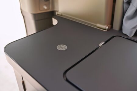 Le plan de travail de la cuisine intègre un chargeur à induction de série