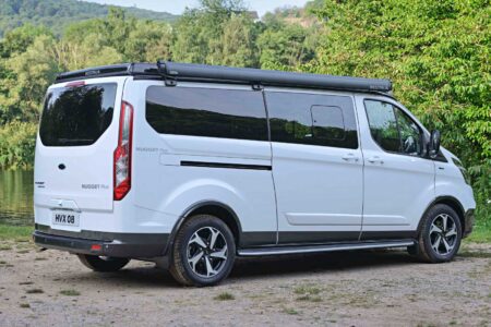 Monospace de loisirs à toit relevable de 2,09 m de haut, l'Active se distingue par son marchepied pleine longueur, son bas de caisse noir, et son store de série