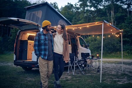 Store extérieur, table et chaises de camping comptent parmi l'équipement de série de l'Active