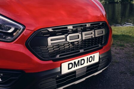 La calandre évoque celle du Raptor avec gros lettrage Ford.