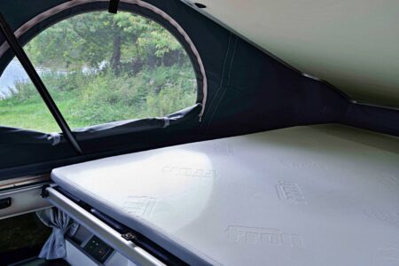 Le lit de toit (200 x 138 cm) porte à 4 le nombre de places nuit