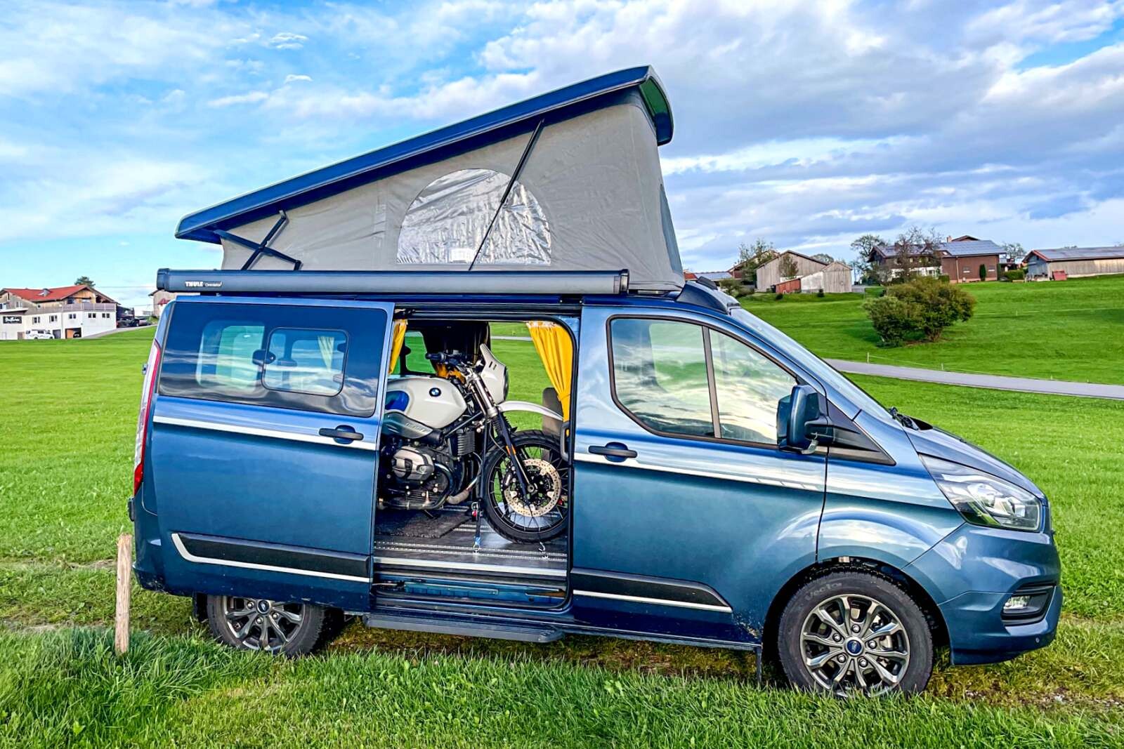 Aménagé par Southvan, ce Ford Transit Custom Allrounder (4,97 m) joue à fond la carte de la polyvalence Ford Transit Custom transport de moto