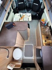 Stylevan Emotion Belize (5,34 m). Salle d'eau, bac de douche, banquette et double porte latérale Stylevan Belize Ford Custom