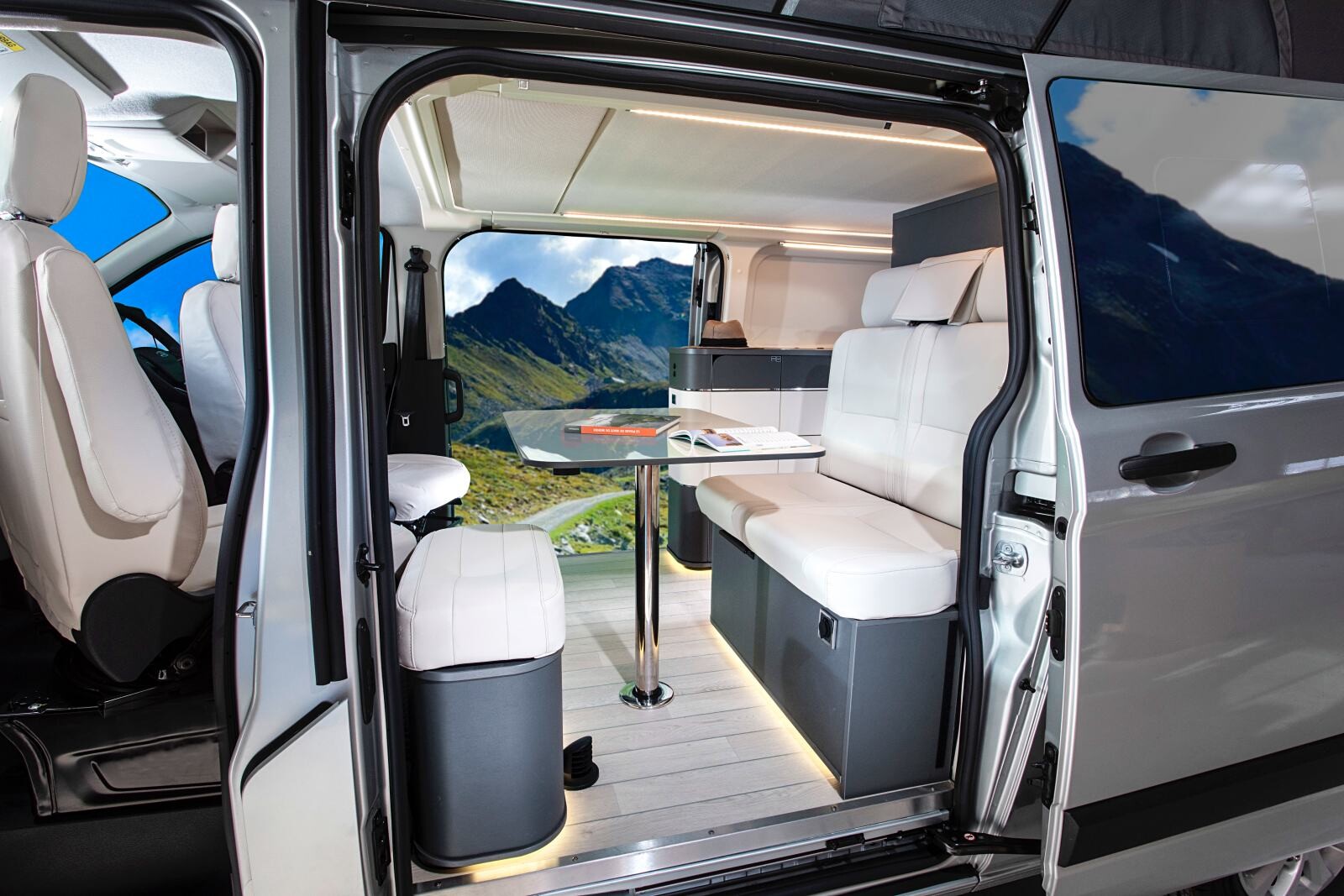 Le nouveau Westfalia Kelsey sur Ford Custom L2H1 (5,34 m) avec ses 2 portes coulissantes Le nouveau Westfalia Kelsey sur Ford Custom L2H1
