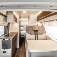 L'accès au lit haut à l'arrière se fait à l'aide d'une échelle.