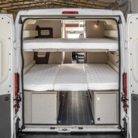 Par rapport à l'Horus 38, le lit transversal est positionné plus bas. Ce qui réduit la hauteur des coffres (d'où le recours à des bouteilles de gaz de 5,6 kg au lieu de 13 kg).