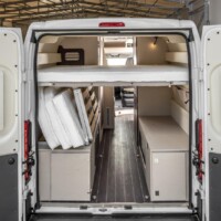 Cette configuration permet de conserver un couchage en partie haute, tout en profitant d'une maxi soute-garage.