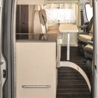 Ici, on aperçoit le support au dos du bloc cuisine qui permet d'installer la table à l'extérieur.