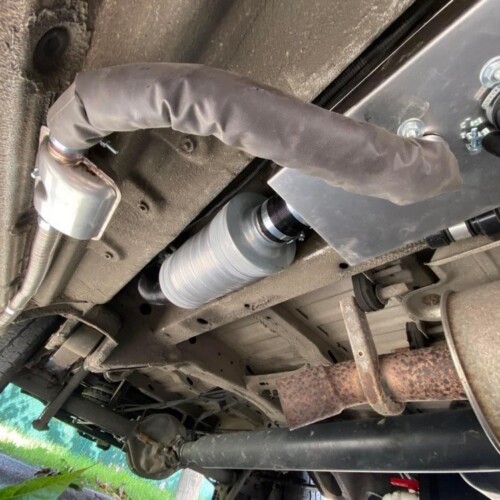 Exemple d'installation d'un chauffage Autoterm Air 2D, avec silencieux, sous le châssis d'un VW Crafter. Crédit : L'Atelier du Baroudeur.