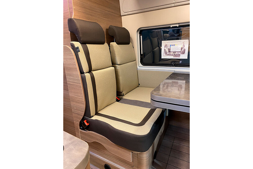 Knaus Boxlife 630 ME – La banquette est également réglable en largeur. On le constate ici à l'espace visible entre les deux sièges.