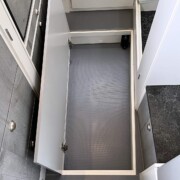 Dans le couloir arrière, le double plancher chauffé héberge un large coffre