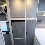 Entouré de rangement, le frigo 80 L figure à bonne hauteur. En option le 100 L vient occuper l'espace du petit tiroir horizontal.