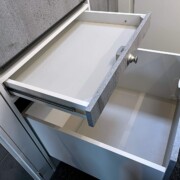 Des systèmes de coulisses et de fermetures robustes.