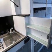 Le porte-épices coulissant sert de support au lit de pavillon abaissé