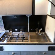 Le réchaud et l'évier occupe une surface de 89 x 45 cm