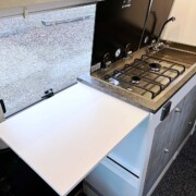 Le bloc cuisine bénficie d'une extension du plan de travail (46 x 40,5 cm)